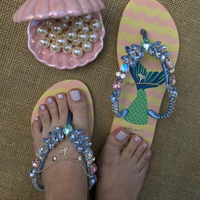 شحاطة (شبشب) نسائي ملون مطبوع عليه رسوم جميلة ومزين باحجار بلون البحر شحاطة (شبشب) نسائي ملون مطبوع عليه رسوم جميلة ومزين باحجار بلون البحر