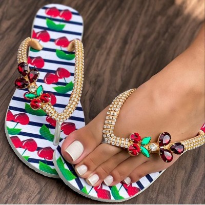 شحاطة (شبشب) نسائي ابيض مزركش بلون احمر واخضر ومزين بالاحجار شحاطة (شبشب) نسائي ابيض مزركش بلون احمر واخضر ومزين بالاحجار