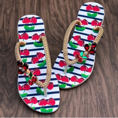 شحاطة (شبشب) نسائي ابيض مزركش بلون احمر واخضر ومزين بالاحجار شحاطة (شبشب) نسائي ابيض مزركش بلون احمر واخضر ومزين بالاحجار